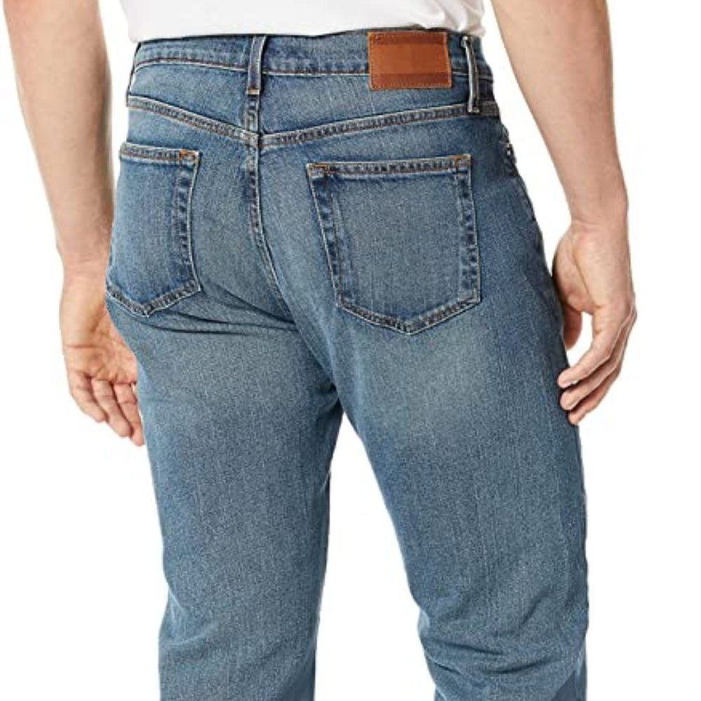 Tommy Hilfiger Men's Relaxed Fit High Rise Medium Wash Jeans (40/30)